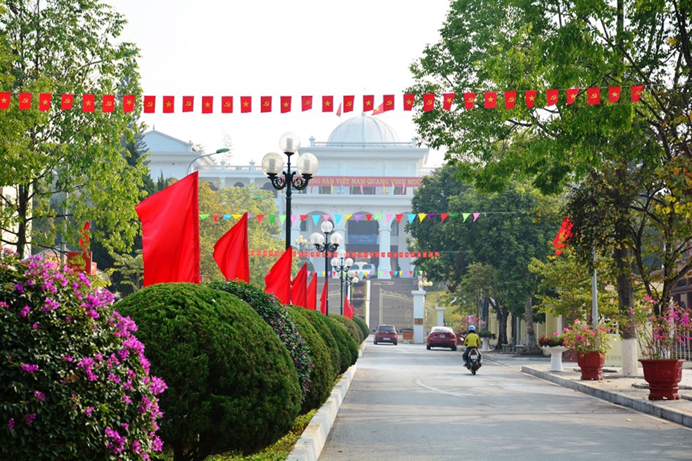 Cờ hoa rực rỡ trước trụ sở làm việc của tỉnh Điện Biên.